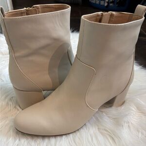 DKNY Bone or Cream Ankle Boots Bootie Zip up on Side 2” heel NWT size 7 1/2